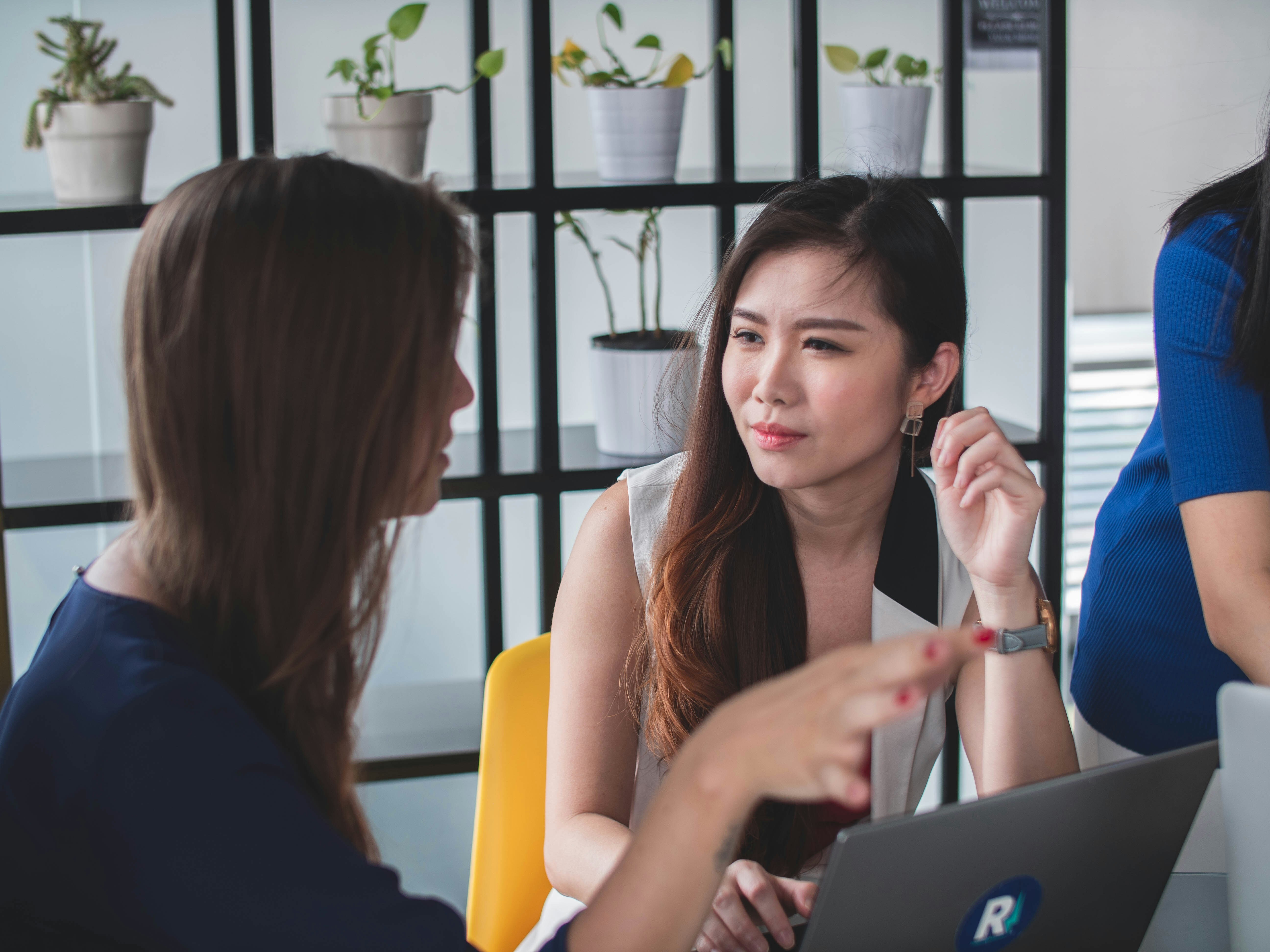 Small communication habits that stop workplace problems early